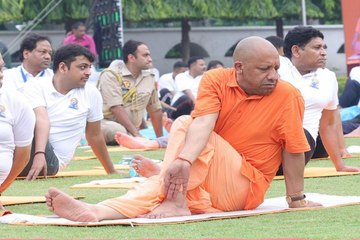 International Yoga Day: देखिए उत्तर प्रदेश के मुख्यमंत्री योगी ने कैसे किया योग