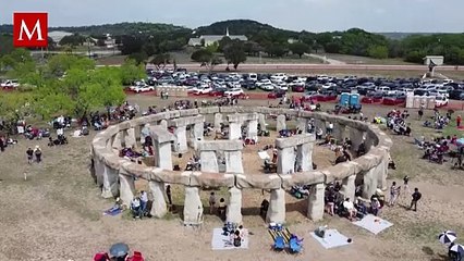 Activistas vandalizan Stonehenge con pintura naranja y son detenidos