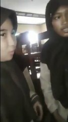 Momen Seorang Siswi SD di Ejek Teman Temanya Karena Sepatu Yang Ia Pake Sudah Tidak Layak Dipake