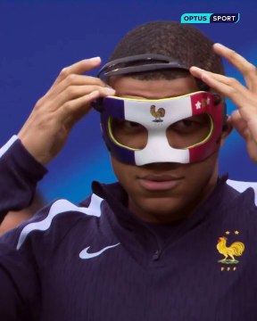 Kylian Mbappe arrive masqué aux couleurs de l'équipe de france
