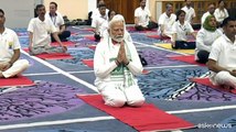 ? lo Yoga Day, il premier indiano Modi pratica in Kashmir
