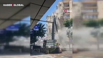 İş makinesinin tek dokunuşu binanın yıkılmasına yetti