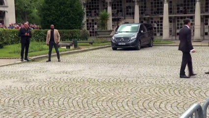 Brigitte Macron huée à son arrivée aux obsèques de Françoise Hardy