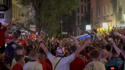 "Country Roads, Take Me Home": Fans aus England und Dänemark feiern laut und textsicher