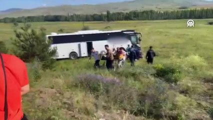 Otobüs şarampole indi... Yolcular yaralandı