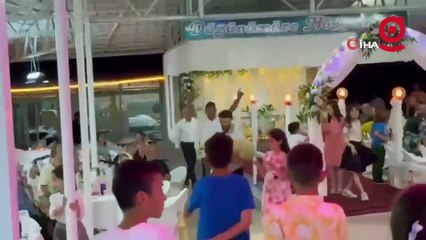 Düğünde damada takı yerine koyun hediye ettiler