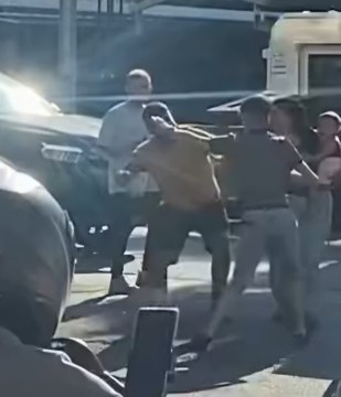 Seyyar satıcı ile müşterinin yumruk yumruğa kavgası kamerada