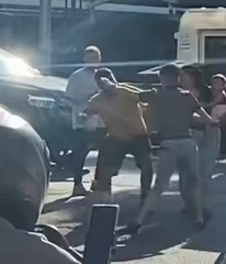 Seyyar satıcı ile müşterinin yumruk yumruğa kavgası kamerada