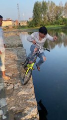 अजीब फिसलन और गिरावट | Funny slips and falls | Ajeeb phisalan aur giraavat