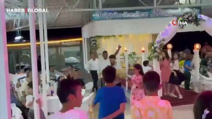 Güldüren anlar: Düğünde damada takı yerine koyun geldi