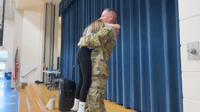Soldier Dad Surprises Daughters At School After Deployment | Happily TV