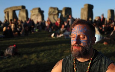 Lo spettacolo dell'alba a Stonehenge: i riti pagani per il solstizio d'estate