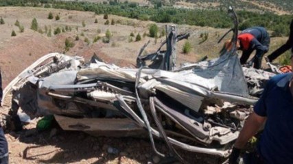 TIR'dan düşen 'blok' canından etti... Araç kağıt gibi oldu