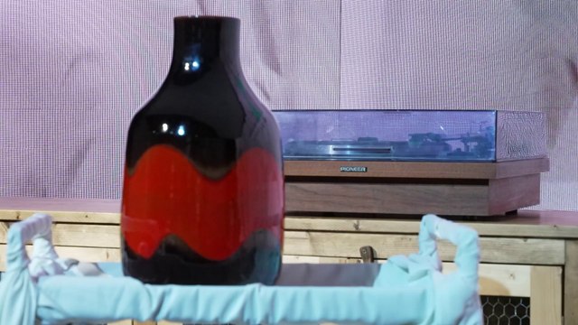 El diseñador Moisés Nieto presenta con Wallapop una colección para reflexionar sobre lo nuevo