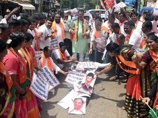 पेट्रोल-डीजल की कीमतों में बढ़ोतरी के खिलाफ भाजपा का प्रदर्शन