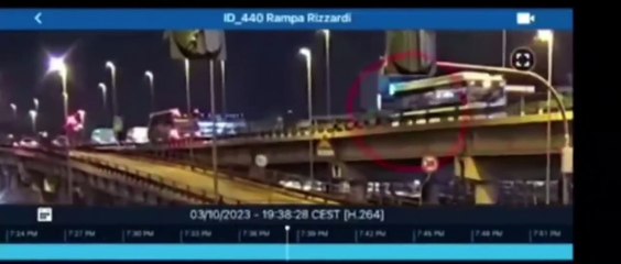 Il momento in cui il bus precipita dal cavalcavia di Mestre