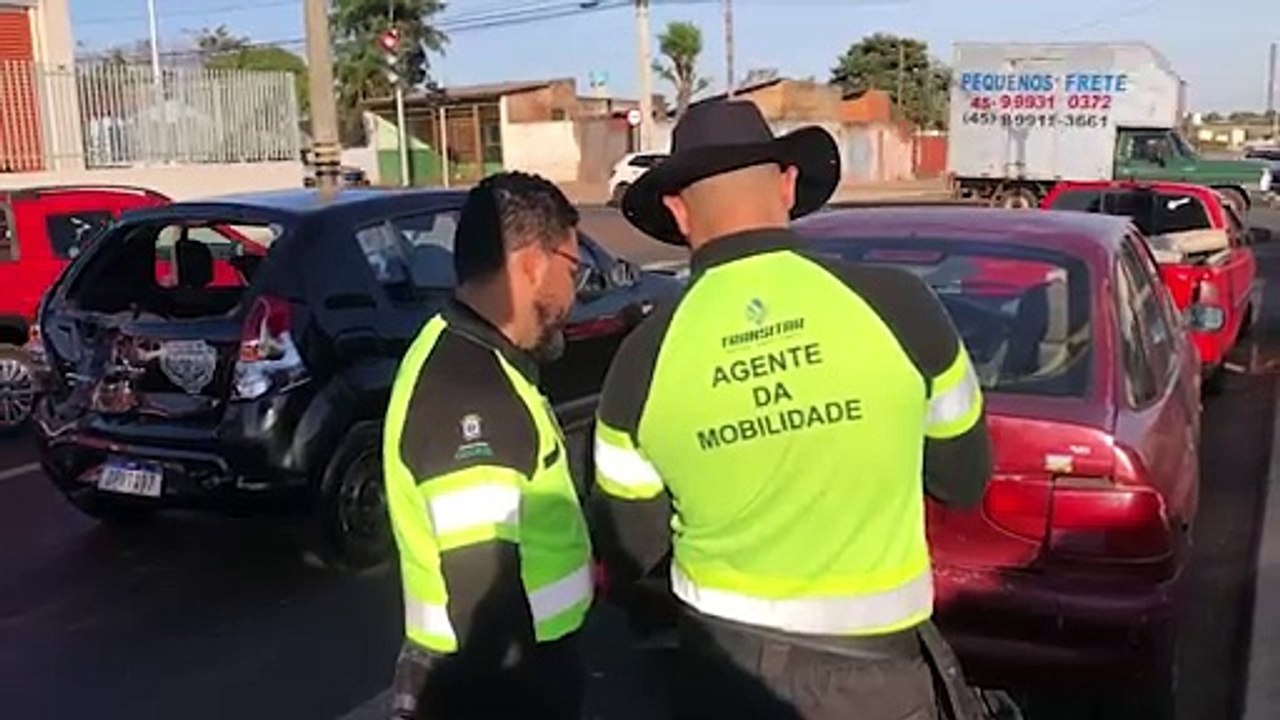 Colisão traseira envolve ônibus e três carros no Bairro Brasmadeira