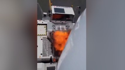 Un véhicule de piste qui tractait un avion Air France prend feu à Roissy