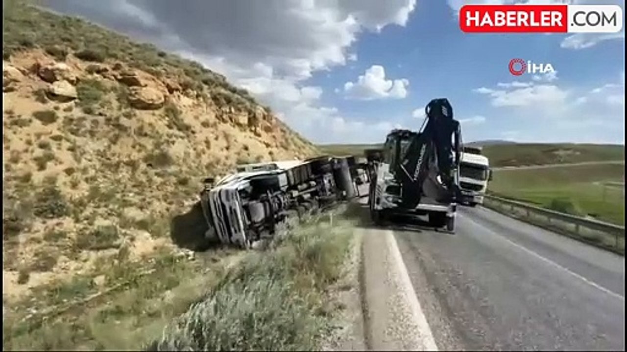 Virajı Alamayan Tır Devrildi