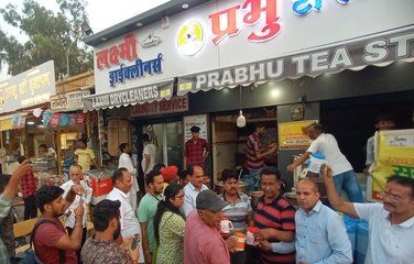 Watch Video: व्यवसायियों को दिए थर्मस, दिलाया प्लास्टिक थैली में चाय न देने का संकल्प