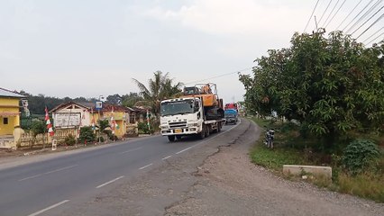 truk towing muatan excavator