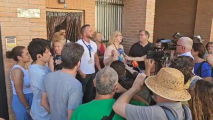 Los trabajadores de los Servicios Sociales del Ayuntamiento de Murcia hablando con Mariana y los activistas.