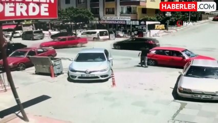 Sürücüsünün hakimiyeti kaybeden otomobil, yokuş aşağı iki araca çarptı