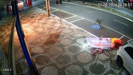 Condutor de veículo bate em totem e deixa prejuízo para comerciante em Umuarama