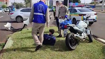 Colisão entre CB300 e Corolla deixa motociclista ferido na Avenida Brasil