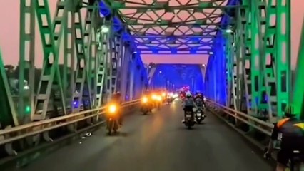 Thần kinh non nước hữu tình - Tác giả Khánh Băng