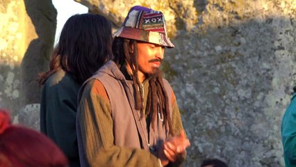 Miles reciben el verano boreal en el sitio prehistórico británico de Stonehenge