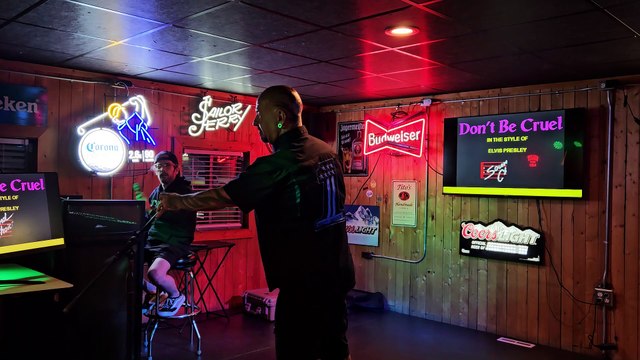 ELVIS PRESLEY - DON'T BE CRUEL (PERFORMED AT SCOREZ BAR)