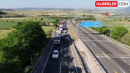 21 ilin geçiş noktasında bayram dönüşü trafik yoğunluğu yaşanıyor