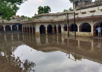 पौन घण्टे तेज बारिश से नाले-नालियों का पानी सडक़ पर फैला, कई परिसर लबालब....देखें यह वीडियो