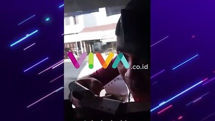 KOCAK! Momen Seorang Pria Bayar Listrik Pakai Pantun