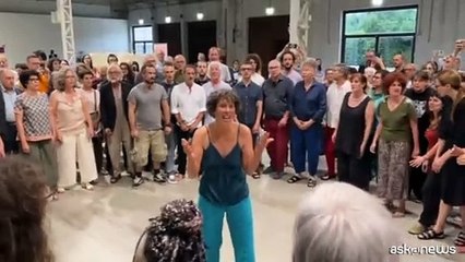 Ombra solida, la performance canora in Pirelli HangarBicocca