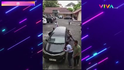 Belasan Orang 'Gotong' Mobil yang Parkir Liar+Rem Tangan