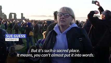 Thousands gather at Stonehenge to celebrate summer solstice