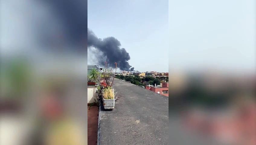 Video Roma, maxi incendio in via Ardeatina: l'enorme colonna di fumo visibile a km di distanza