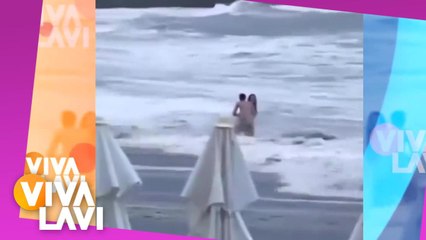 Pareja juega en el mar; novia es tragada por las olas