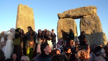 Milhares celebram solstício de verão em Stonehenge