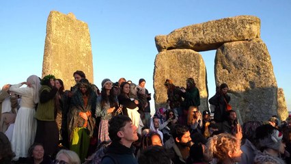 Milhares celebram solstício de verão em Stonehenge