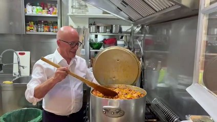 Eric Ciotti en campagne à Nice, en cuisine, chez les boulistes.