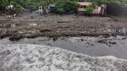 La playa inundada de basura en El Salvador