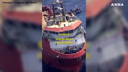 Migranti, la Guardia costiera libica prende a bastonate i naufraghi