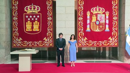 Milei é condecorado por presidente da comunidade de Madrid