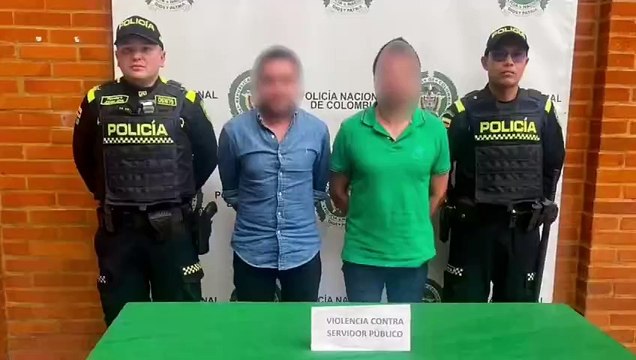 Dos hombres capturados por agredir en un avión a unos policías