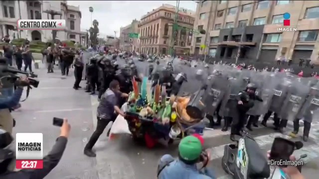 Comerciantes ambulantes se enfrentan con policías en centro de CDMX
