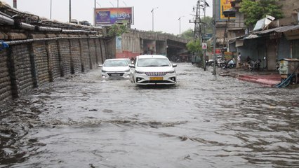 पहाड़ों से आया पानी का सैलाब, नहर बन गया दरगाह इलाका
