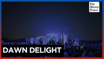 Thousands gather at Stonehenge to celebrate summer solstice